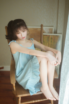 双手攀上两团少女峰